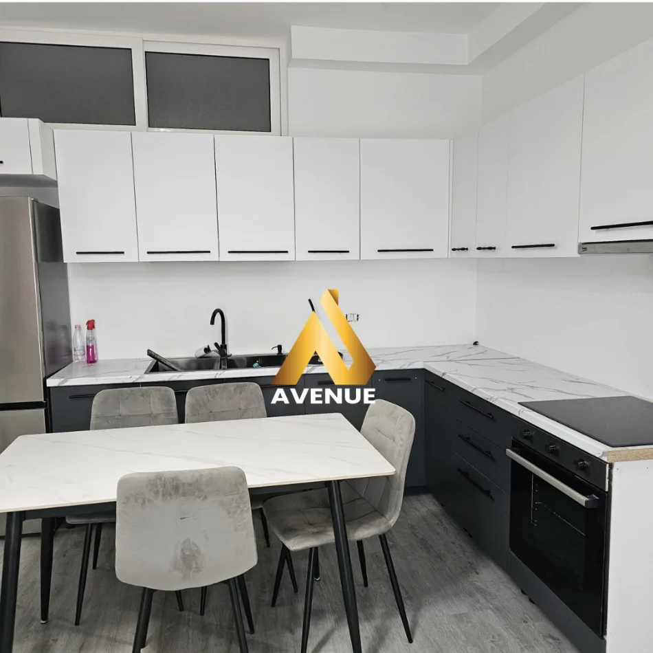 Tirane, jepet me qera apartament 2+1 Kati 3, 70 m² 700 € (Rruga 5 Maji)