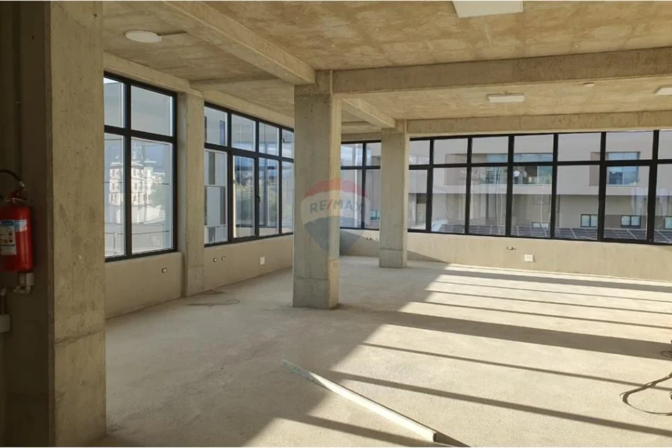 Tirane, jepet me qera , 780 m² (Teg)