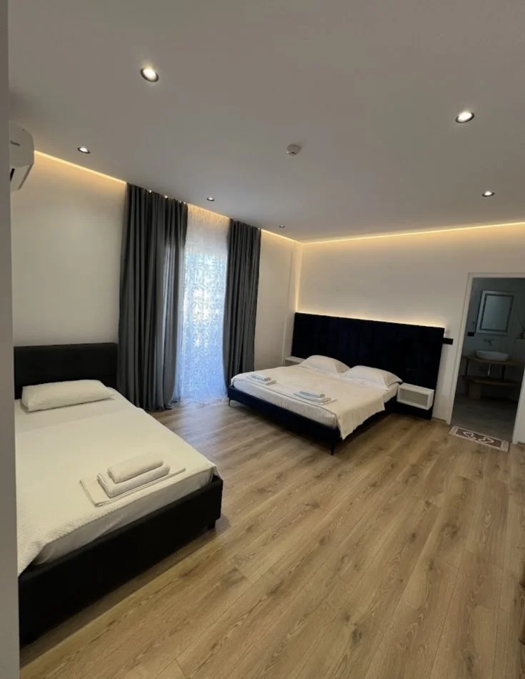 Ksamil ,Rruga e Butrintit Mundesi Ideale investimi Hotel ne shitje 3 katesh  i sapo restauruar me kushte bashkohore