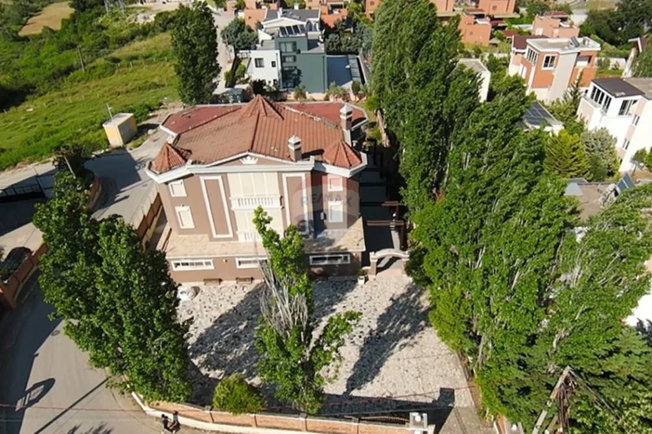 Tirane, shitet , 2.940 m² (Rruga Xhafer Shaba)