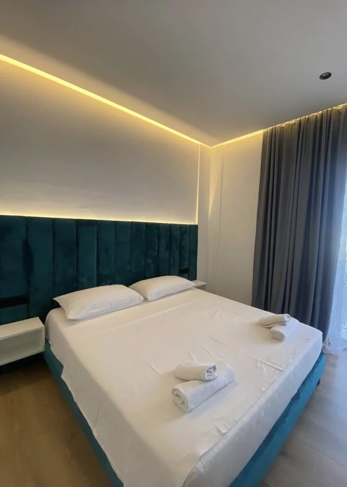 Ksamil ,Rruga e Butrintit Mundesi Ideale investimi Hotel ne shitje 3 katesh  i sapo restauruar me kushte bashkohore