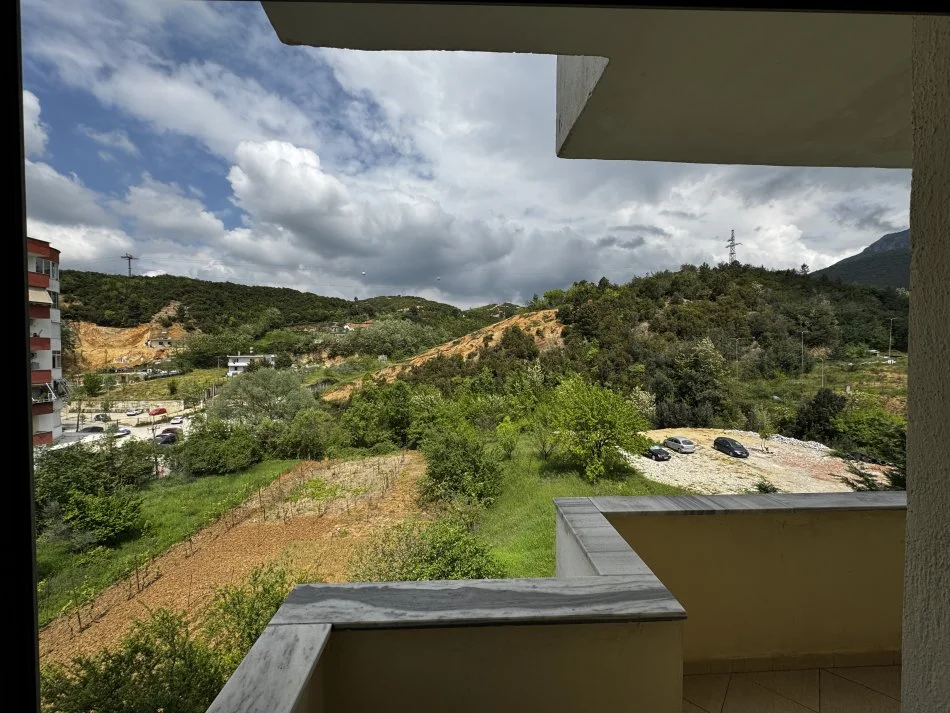 Tirane, jepet me qera apartament 3+1+Ballkon Kati 3, 115 m² 750 € (Rruga muhamet Deliu)