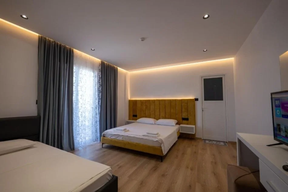 Ksamil ,Rruga e Butrintit Mundesi Ideale investimi Hotel ne shitje 3 katesh  i sapo restauruar me kushte bashkohore