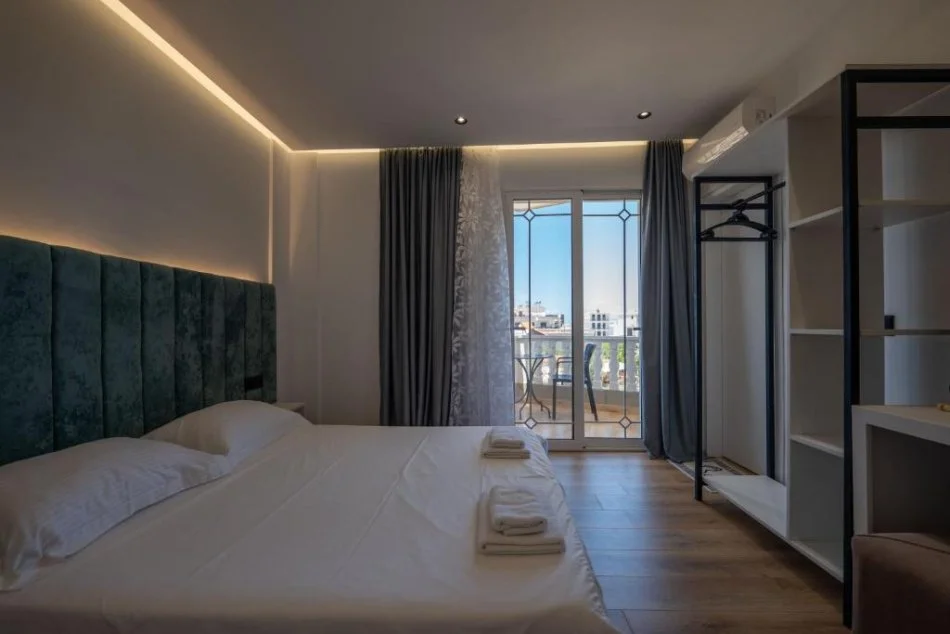 Ksamil ,Rruga e Butrintit Mundesi Ideale investimi Hotel ne shitje 3 katesh  i sapo restauruar me kushte bashkohore