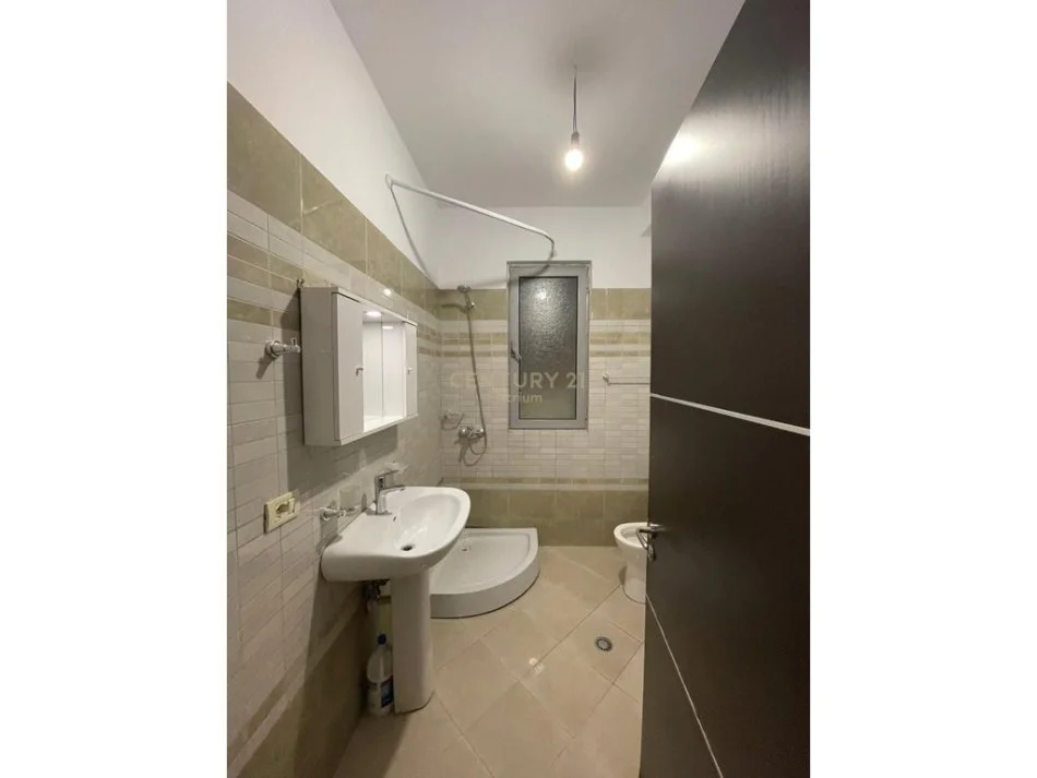 Tirane, jepet me qera apartament 2+1 Kati 2, 90 m² 450 € 