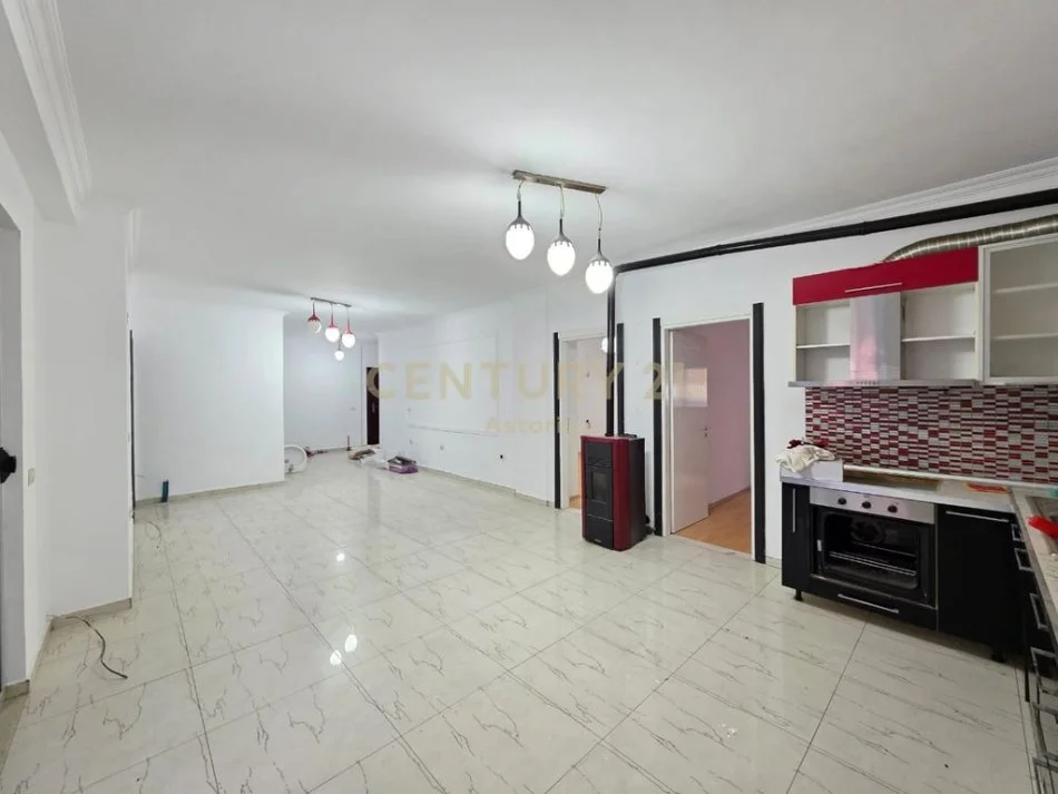 Tirane, shitet 3+1 Kati 1, 120 m² 140.000 € (Yzeberisht)