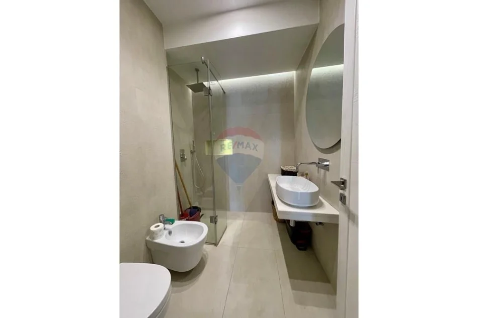 Tirane, jepet me qera 2+1 , 135 m² 2.100 € (Rruga Faik Konica)