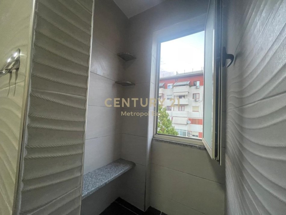 Tirane, jepet me qera apartament 1+1 Kati 5, 60 m² 450 € 