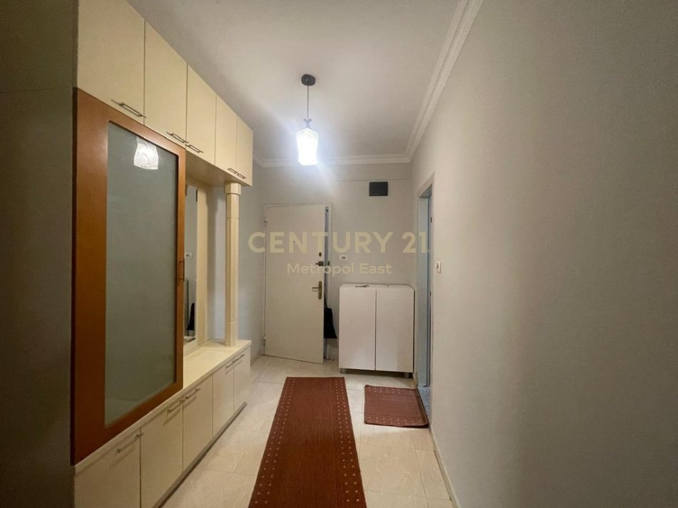 Tirane, jepet me qera apartament 1+1 Kati 5, 60 m² 450 € 