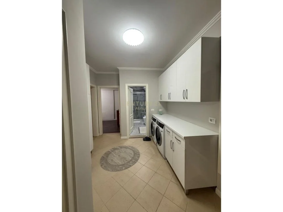 Tirane, jepet me qera apartament 2+1 Kati 4, 110 m² 800 € 