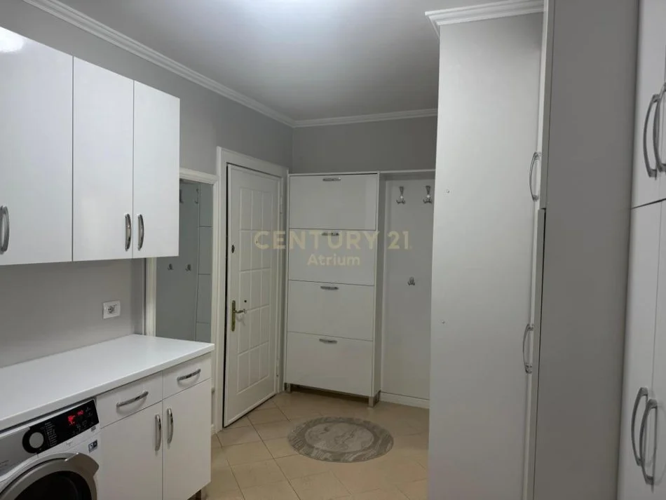 Tirane, jepet me qera apartament 2+1 Kati 4, 110 m² 800 € 