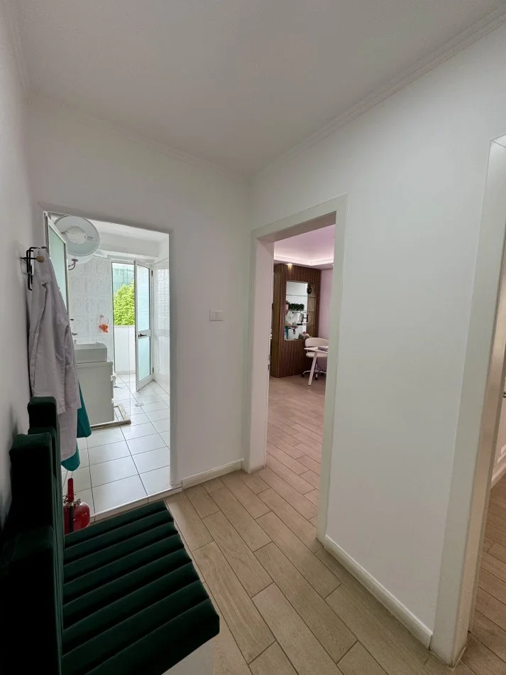 Tirane, jepet me qera ambjent biznesi, 68 m² 700€ Kryqezimi i Vasil Shantos