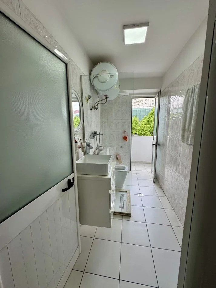 Tirane, jepet me qera ambjent biznesi, 68 m² 700€ Kryqezimi i Vasil Shantos