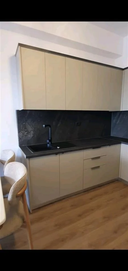 Tirane, jepet me qera apartament 1+1+post parkimi Kati 5, 70 m² 450 € (Ali Demi , Kompleksi Kaimi)