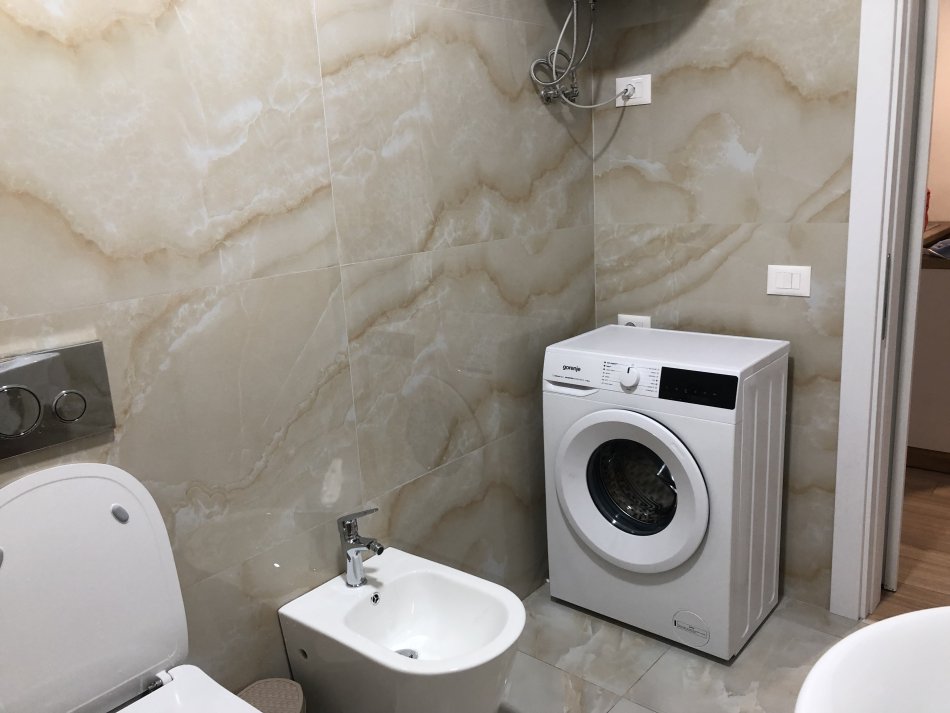 Tirane, jepet me qera apartament 1+1+Ballkon Kati 8, 70 m² 600 € (Xhanfize keko)