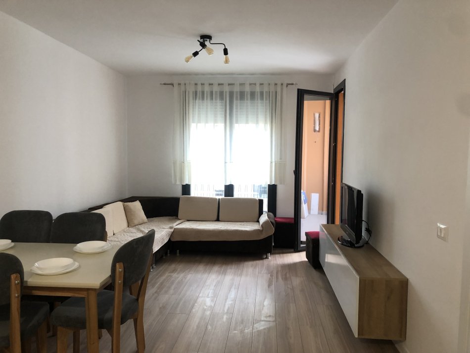 Tirane, jepet me qera apartament 1+1+Ballkon Kati 8, 70 m² 600 € (Xhanfize keko)