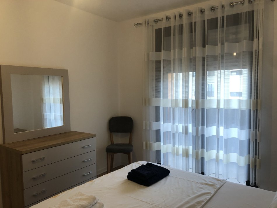 Tirane, jepet me qera apartament 1+1+Ballkon Kati 8, 70 m² 600 € (Xhanfize keko)