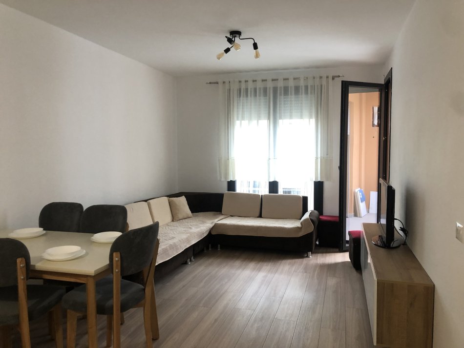 Tirane, jepet me qera apartament 1+1+Ballkon Kati 8, 70 m² 600 € (Xhanfize keko)