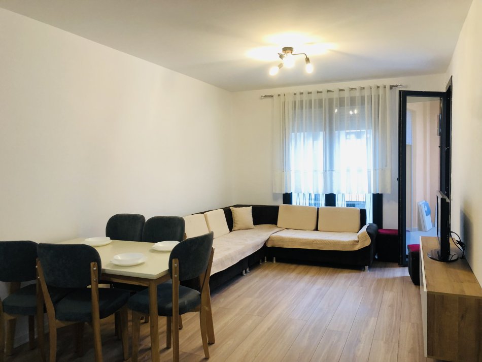 Tirane, jepet me qera apartament 1+1+Ballkon Kati 8, 70 m² 600 € (Xhanfize keko)