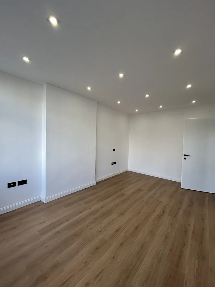 Tirane, jepet me qera zyre Kati 1, 120 m² 450 € (Perballe Delinorgjit)