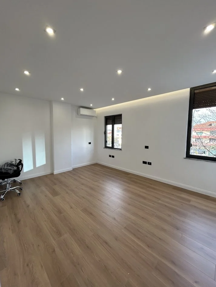 Tirane, jepet me qera zyre Kati 1, 120 m² 450 € (Perballe Delinorgjit)