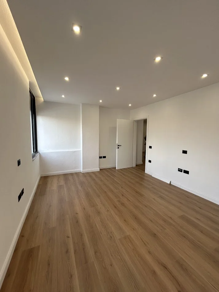 Tirane, jepet me qera zyre Kati 1, 120 m² 450 € (Perballe Delinorgjit)