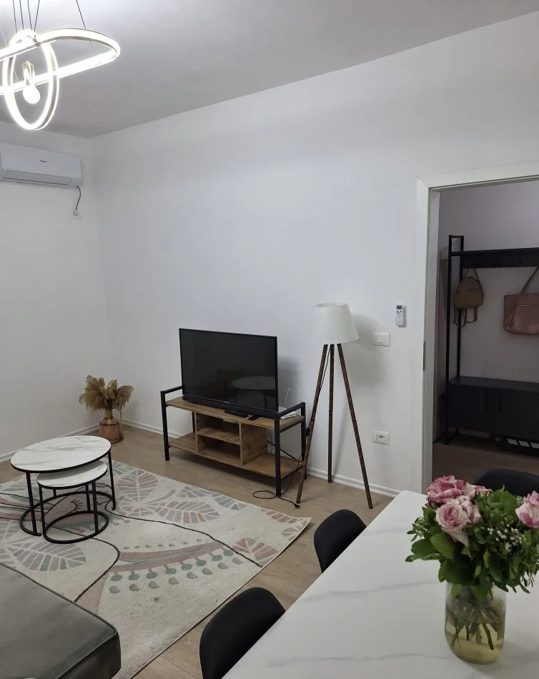 Tirane, jepet me qera apartament 1+1 Kati 2, 60 m² 600 € (Rruga e Barrikadave , Gjimanzi Sami Frasheri)