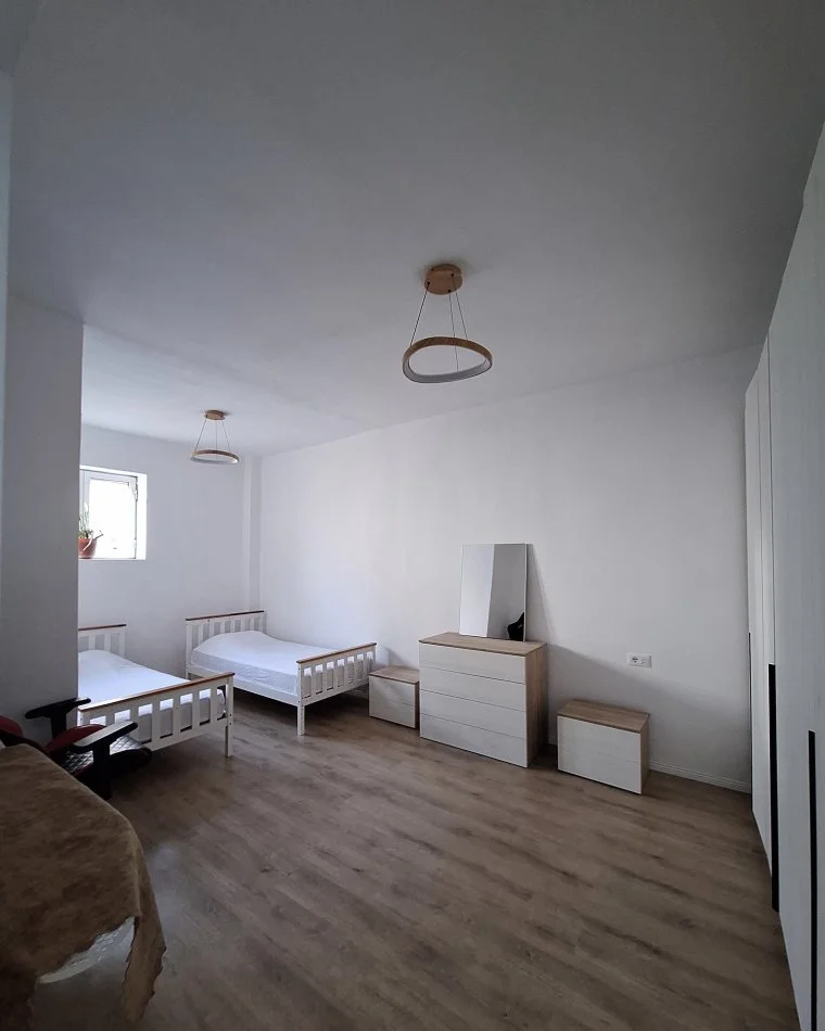 Tirane, jepet me qera apartament 1+1 Kati 2, 60 m² 600 € (Rruga e Barrikadave , Gjimanzi Sami Frasheri)