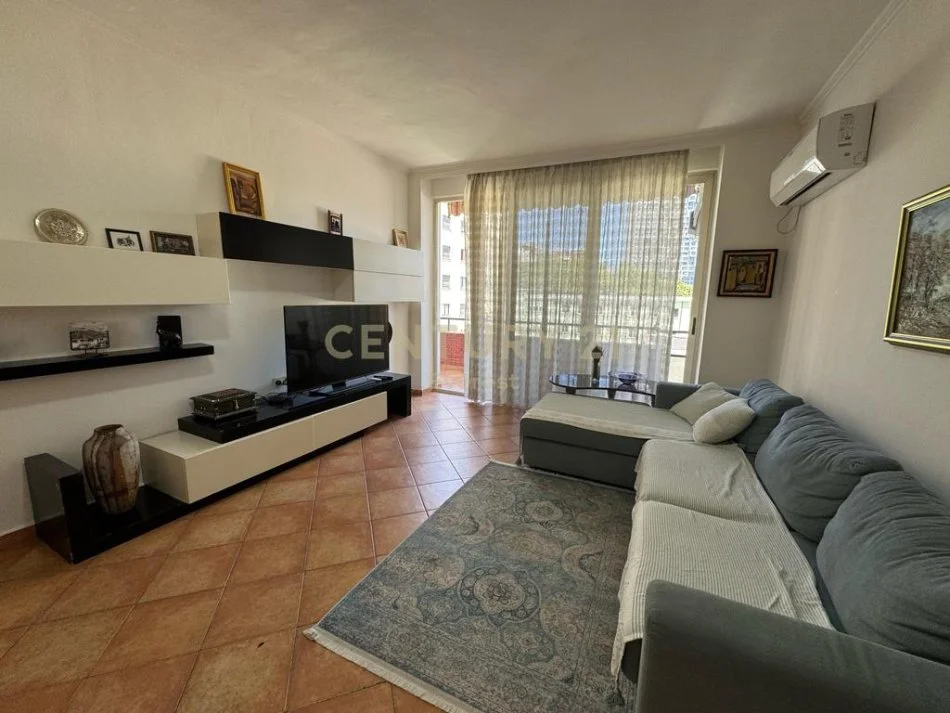 Tirane, jepet me qera apartament 2+1 Kati 3, 120 m² 1.050 € 