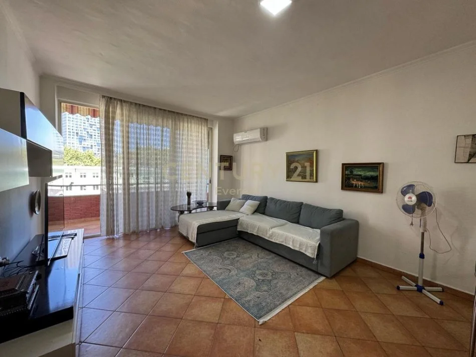 Tirane, jepet me qera apartament 2+1 Kati 3, 120 m² 1.050 € 