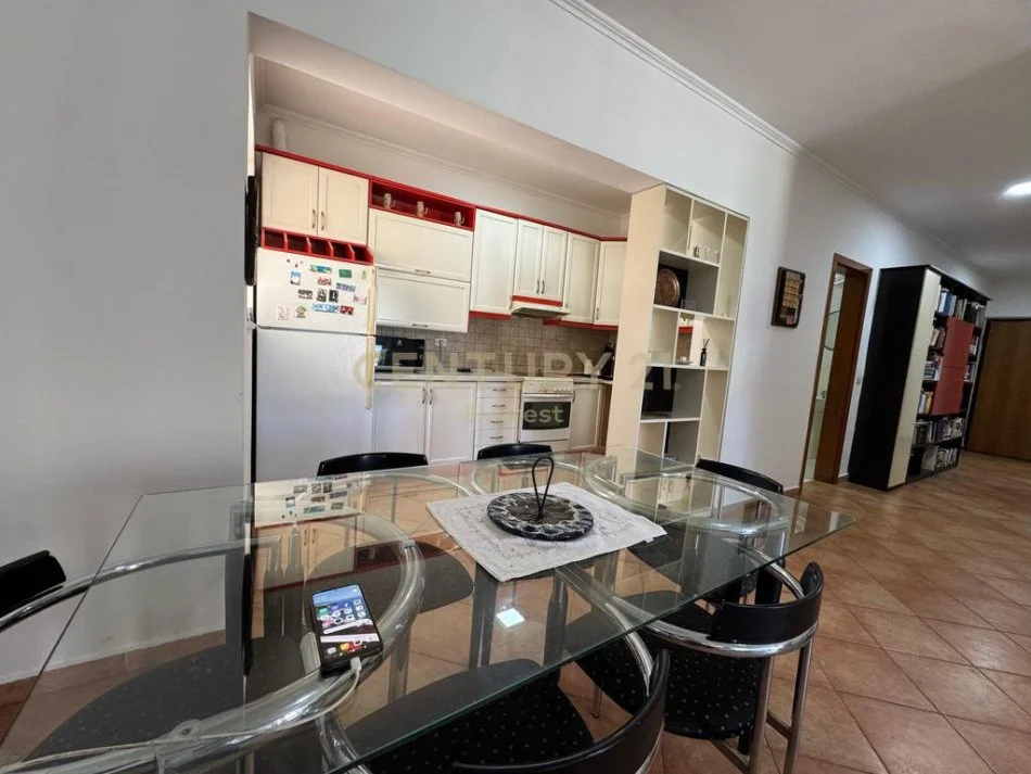 Tirane, jepet me qera apartament 2+1 Kati 3, 120 m² 1.050 € 