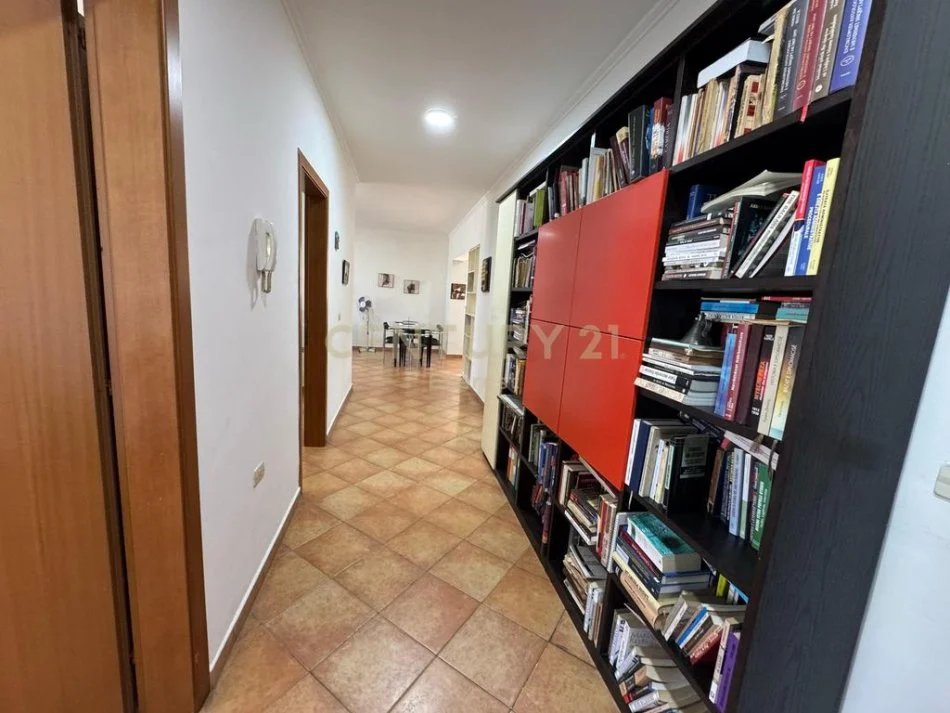 Tirane, jepet me qera apartament 2+1 Kati 3, 120 m² 1.050 € 