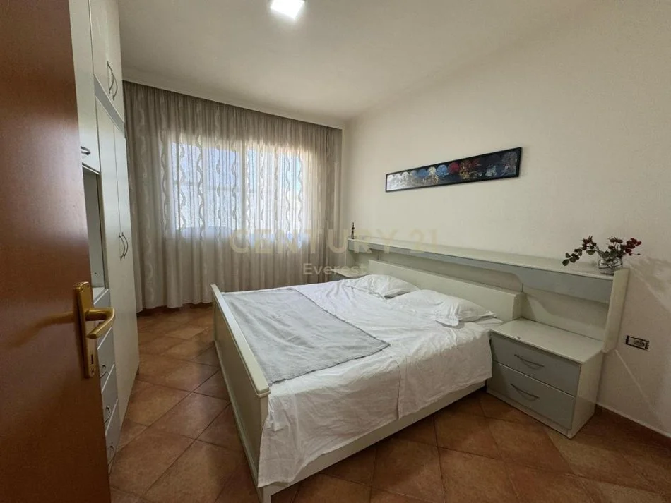 Tirane, jepet me qera apartament 2+1 Kati 3, 120 m² 1.050 € 