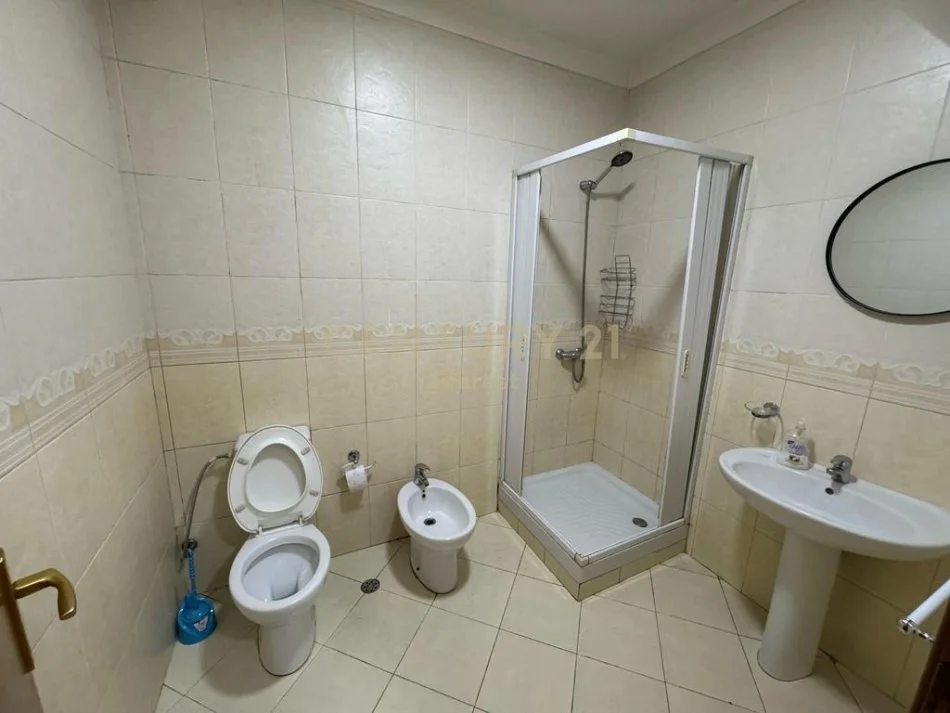 Tirane, jepet me qera apartament 2+1 Kati 3, 120 m² 1.050 € 