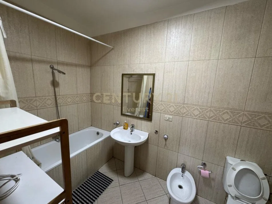 Tirane, jepet me qera apartament 2+1 Kati 3, 120 m² 1.050 € 