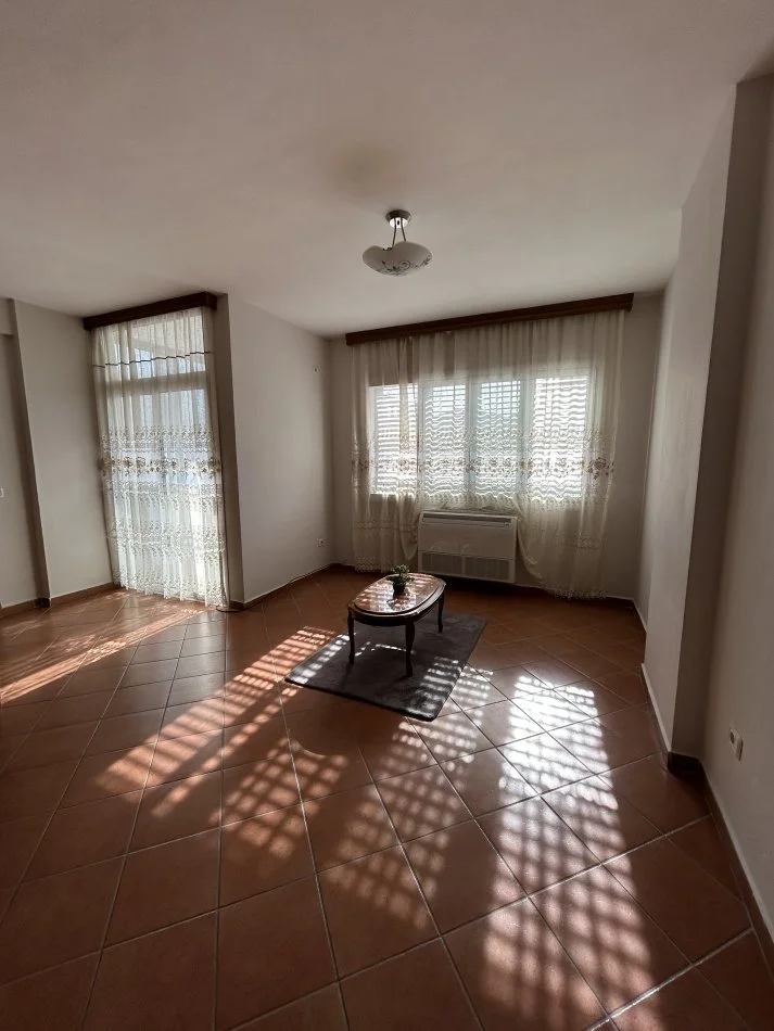 Tirane, jepet me qera apartament 2+1+Ballkon Kati 10, 114 m² 550 € (Komuna e Parisit)