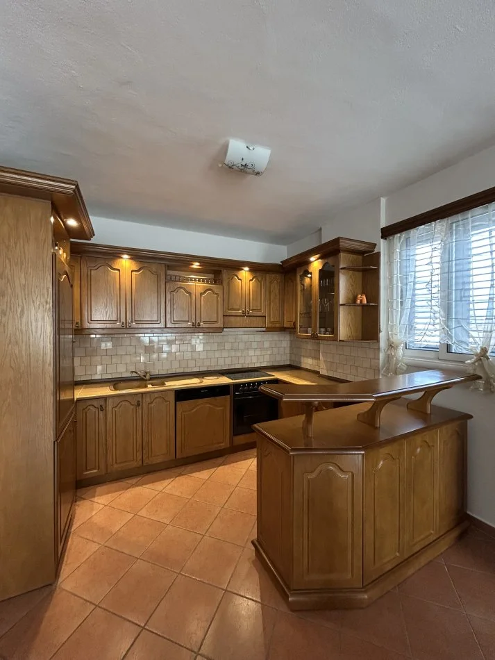 Tirane, jepet me qera apartament 2+1+Ballkon Kati 10, 114 m² 550 € (Komuna e Parisit)