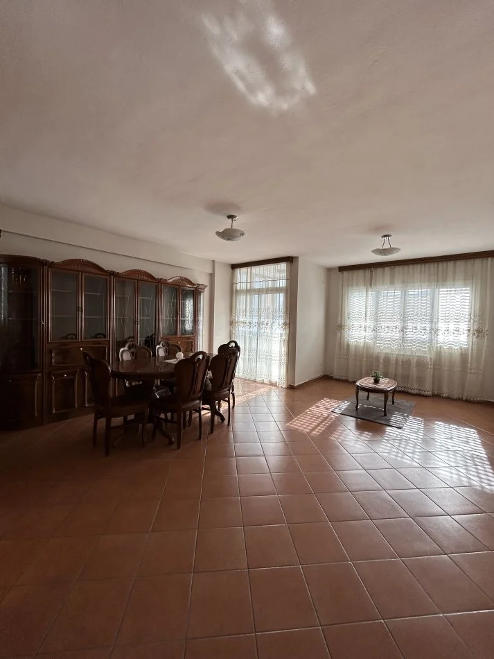 Tirane, jepet me qera apartament 2+1+Ballkon Kati 10, 114 m² 550 € (Komuna e Parisit)