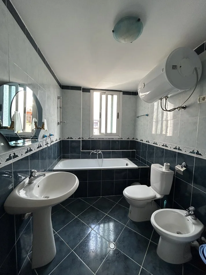 Tirane, jepet me qera apartament 2+1+Ballkon Kati 10, 114 m² 550 € (Komuna e Parisit)