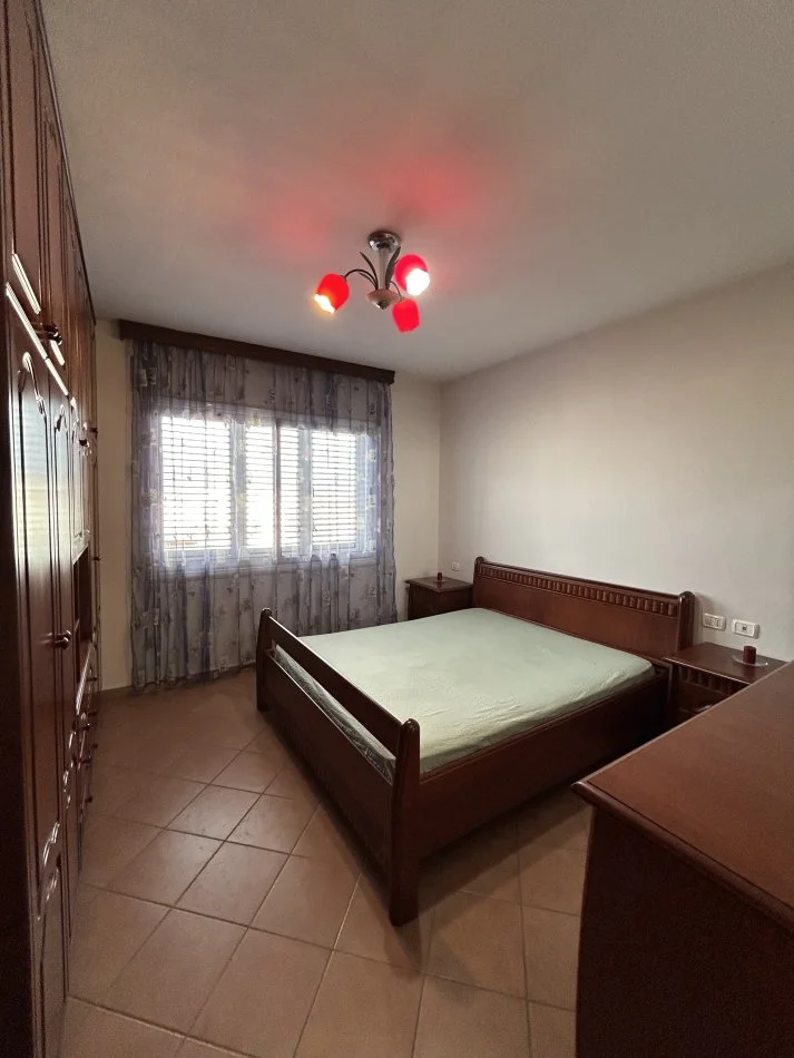 Tirane, jepet me qera apartament 2+1+Ballkon Kati 10, 114 m² 550 € (Komuna e Parisit)