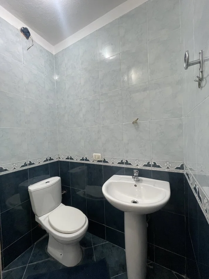 Tirane, jepet me qera apartament 2+1+Ballkon Kati 4, 105 m² 700 € (Komuna e Parisit)
