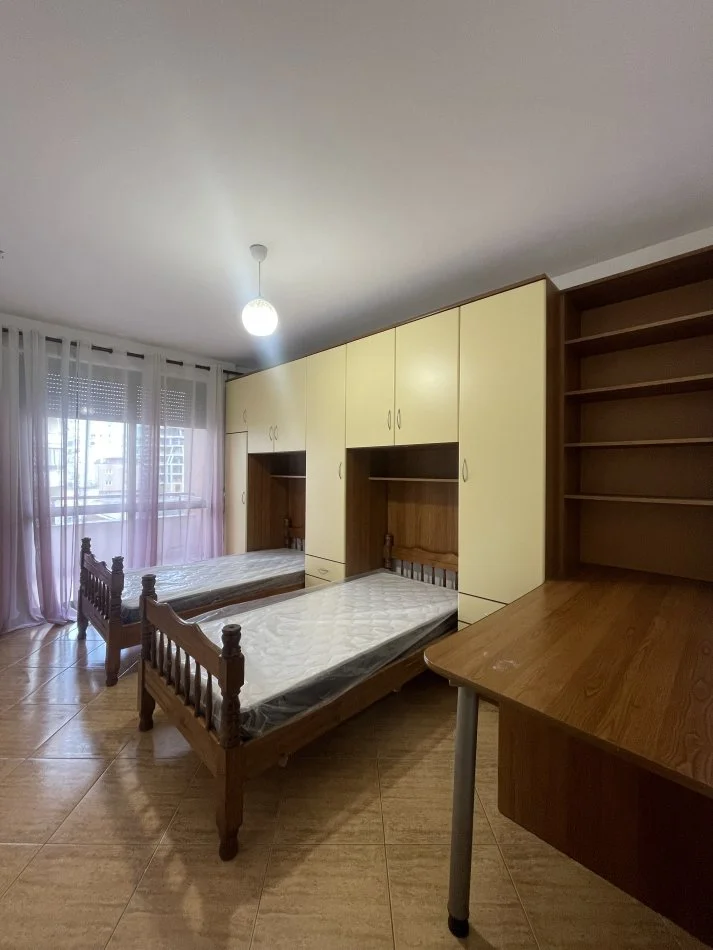 Tirane, jepet me qera apartament 2+1+Ballkon Kati 4, 105 m² 700 € (Komuna e Parisit)