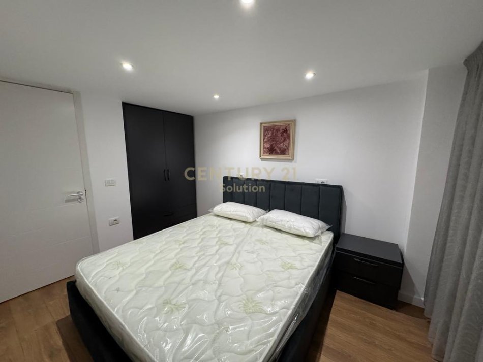 Tirane, jepet me qera apartament duplex 2+1 Kati 1, 86 m² 700 € (Liqeni i Thate)