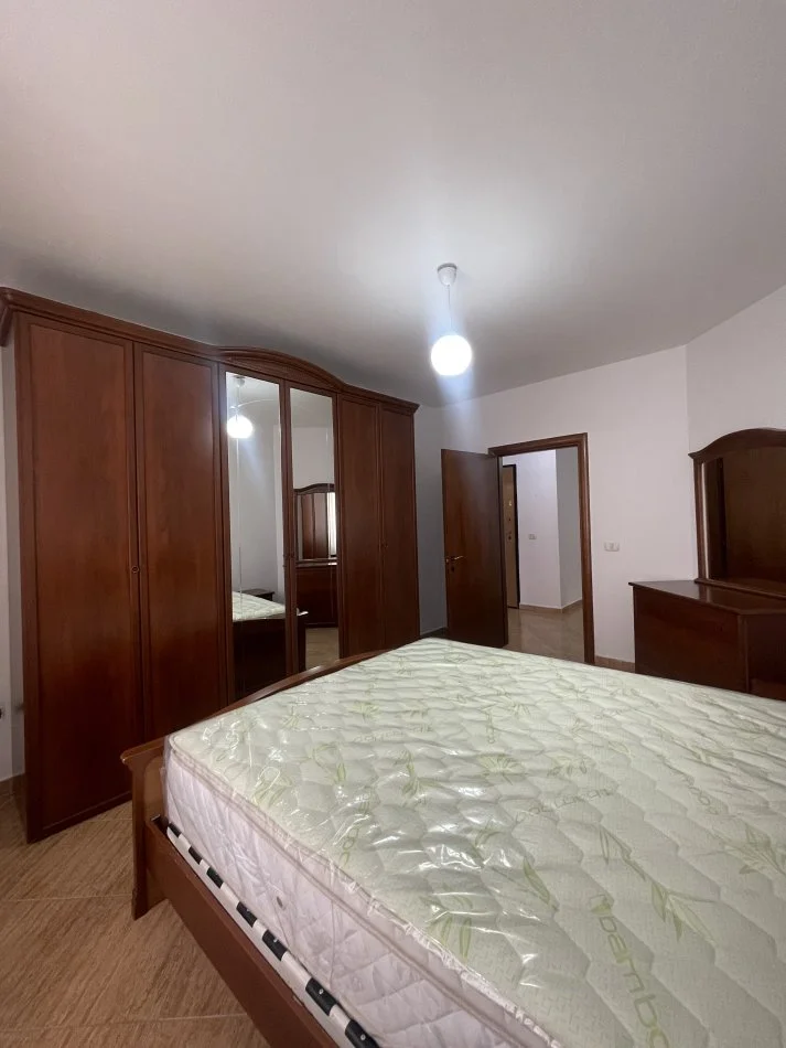 Tirane, jepet me qera apartament 2+1+Ballkon Kati 4, 105 m² 700 € (Komuna e Parisit)