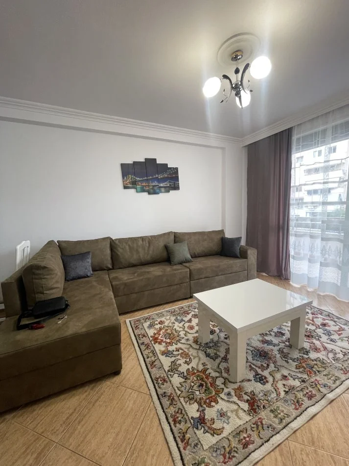 Tirane, jepet me qera apartament 2+1+Ballkon Kati 4, 105 m² 700 € (Komuna e Parisit)