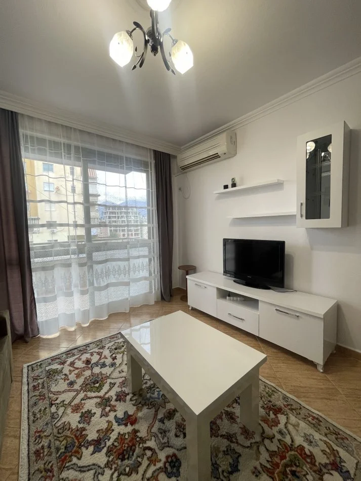 Tirane, jepet me qera apartament 2+1+Ballkon Kati 4, 105 m² 700 € (Komuna e Parisit)