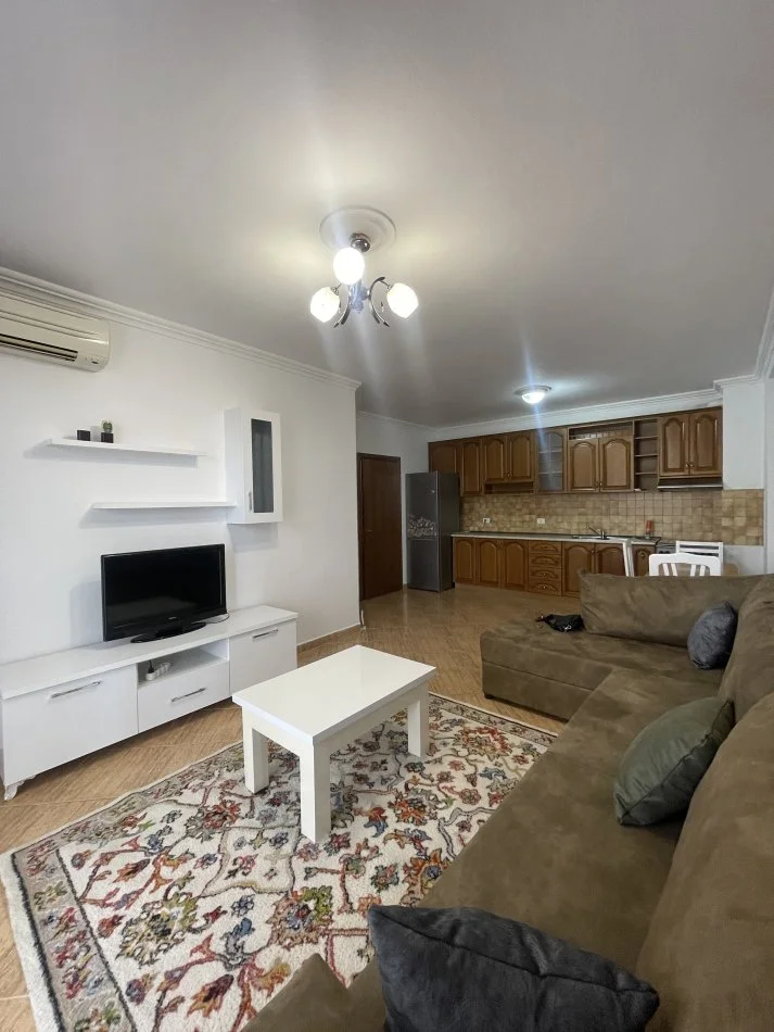 Tirane, jepet me qera apartament 2+1+Ballkon Kati 4, 105 m² 700 € (Komuna e Parisit)