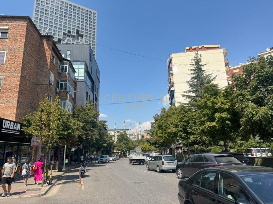 Tirane, jepet me qera ambjent biznesi Kati 0, 150 m² 7.000 € (Rr.e Elbasanit)