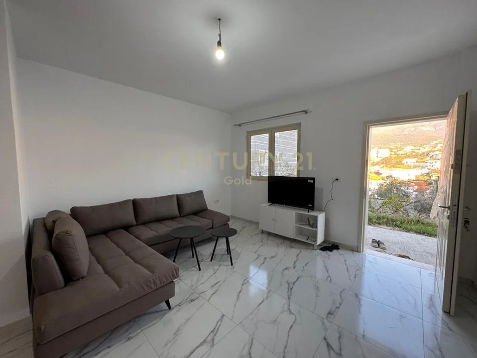 Tirane, jepet me qera Vile 2+1 Kati 1, 107 m² 350 € (Shkoze)