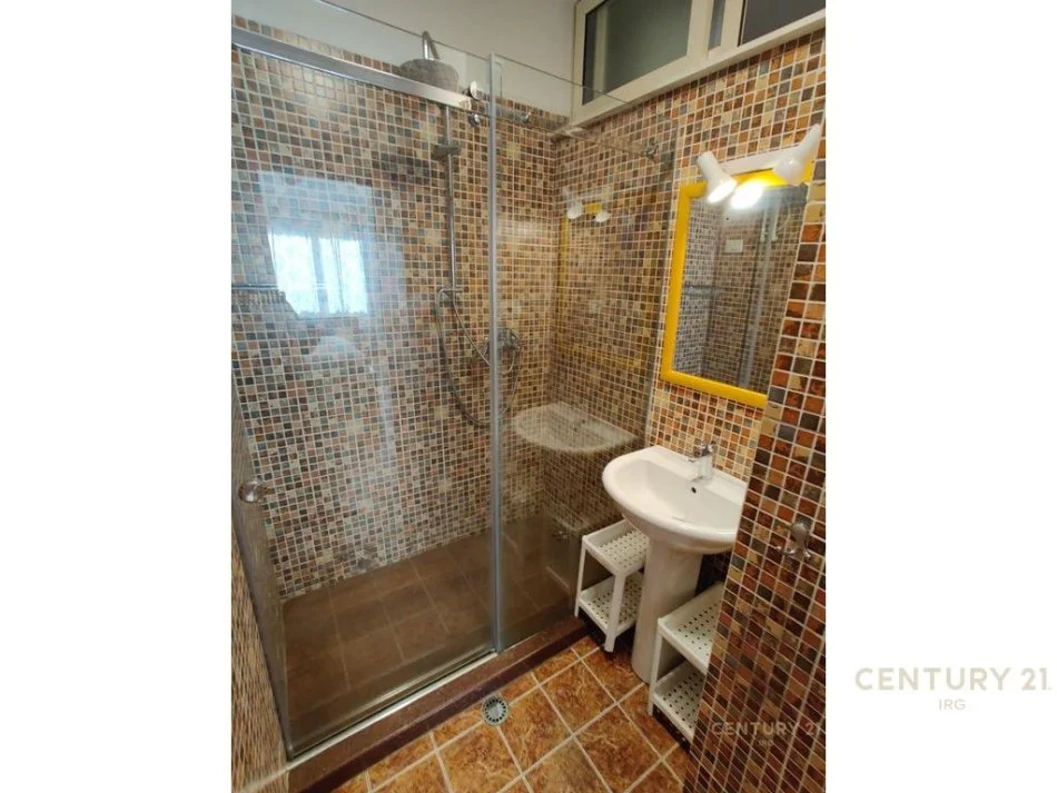 Tirane, jepet me qera apartament 2+1+Ballkon Kati 5, 110 m² 1.000 € 